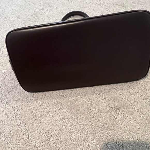 Louis Vuitton beg very good condition and good shape. - Picture 7 of 7